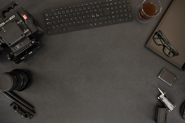 Photo 4k image of overhead view of coffee and computer components with a camera on the table