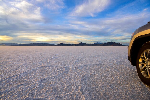 Photo 4k ultra hd image of bonneville salt flats at twilight