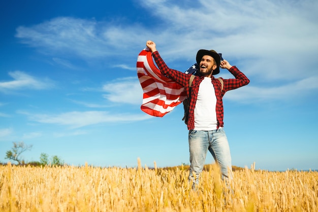 4 июля Американский флаг Патриотический праздник Путешественник с флагом Америки Красивый закат