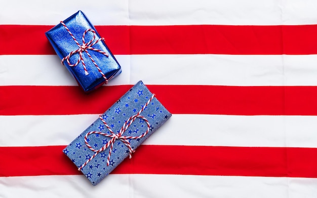 Photo 4th of july american happy independence day card with gift boxes in national colors american flag on white background