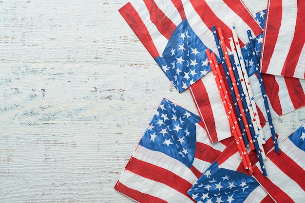 7월 4일 배경 미국 국기 종이 냅킨과 오래된 흰색 테이블 배경의 피크닉 칵테일 빨대 행복한 노동 독립 대통령의 날 행복한 피크닉 개념 미국 국기 색상 Mock up
