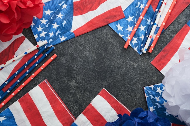 7 月 4 日の背景アメリカの紙のファン赤青白い星風船灰色の暗いコンクリート背景に金の紙吹雪幸せな労働者の独立または大統領の日アメリカの国旗の色トップ ビュー
