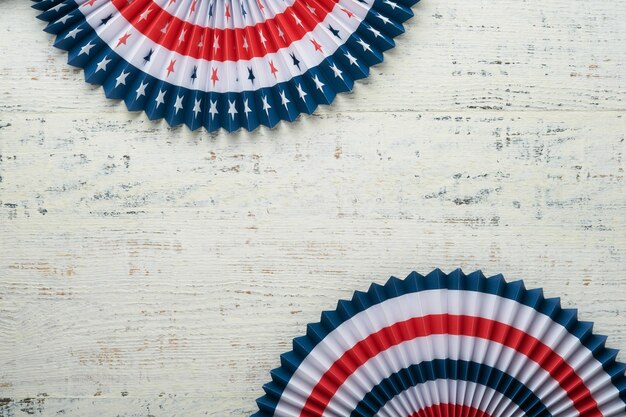 Photo 4th of july background usa paper fans red blue white stars balloons gold confetti on white wooden background happy labor day independence or presidents day american flag colors top view