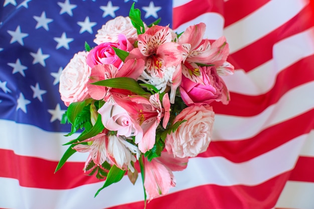 Foto 4 luglio festa dell'indipendenza usa. bandiera americana e bouquet di fiori per gli stati uniti