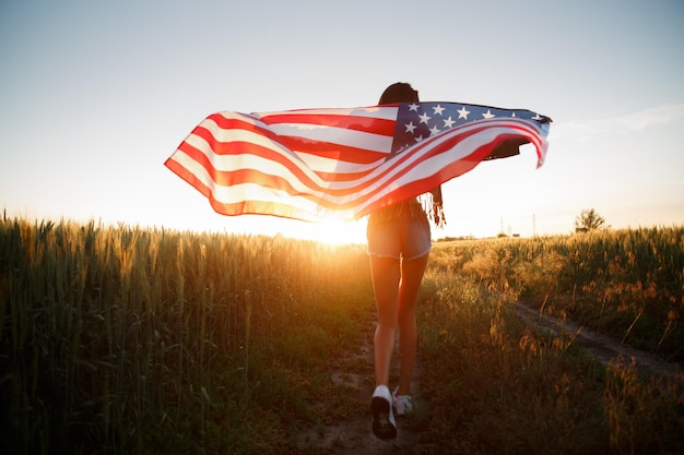 アメリカ国旗を掲げて祝う7月4日の米国独立記念日