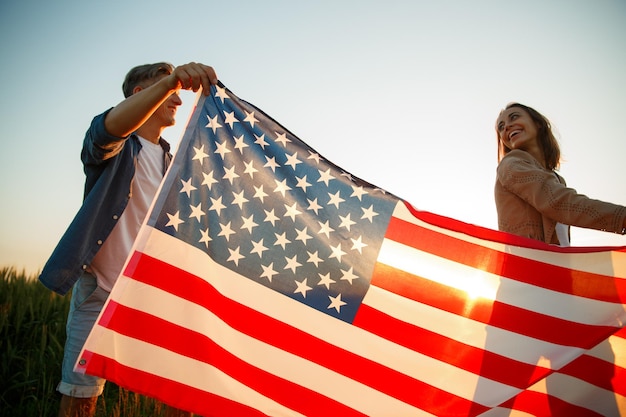 アメリカ国旗を掲げて祝う7月4日の米国独立記念日