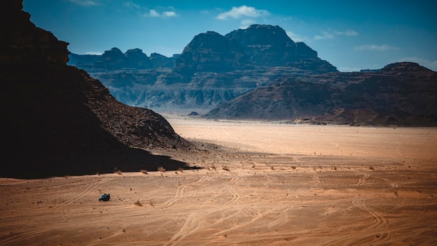 4x4 auto in de wadi rumwoestijn