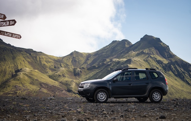 아이슬란드의 Landmannalaugar 지역으로가는 길에 검은 용암 지대에 4x4 차량이 주차되었습니다.