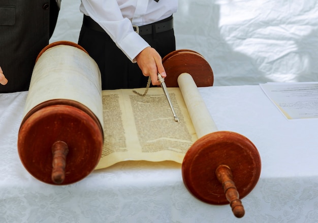 2016년 9월 5일 미국 뉴욕 Bar Mitzvah Bar Mitzvah 율법 읽기에서 유대인 율법을 읽는 소년의 손