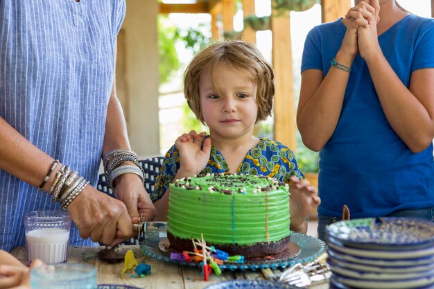 彼の誕生日パーティーで5歳の男の子