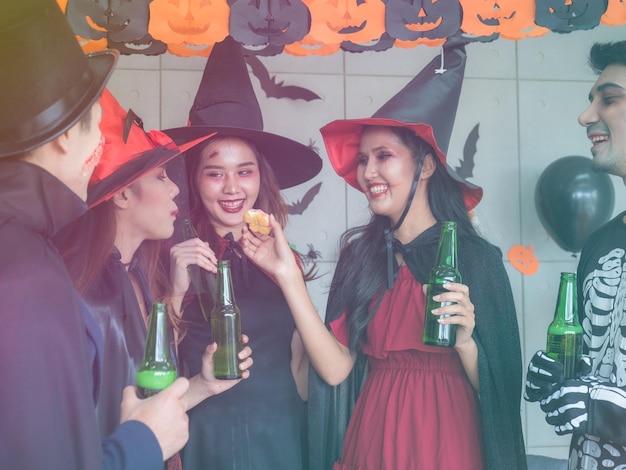 写真 アジアの10代の若者がハロウィーン・コスチューム・パーティーで食べたり飲んだりしています - ライブドアニュース