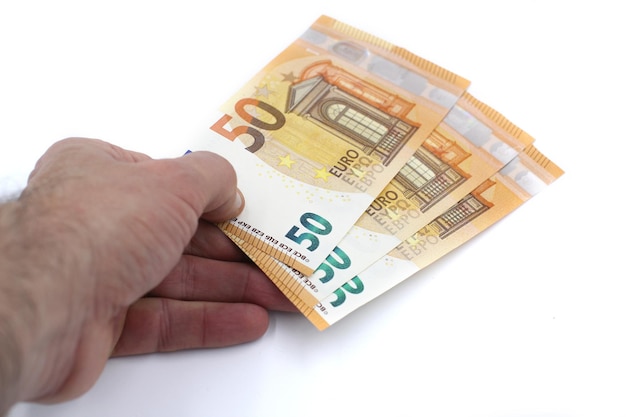 Foto 50 euro bankbiljetten ter beschikking op een wit