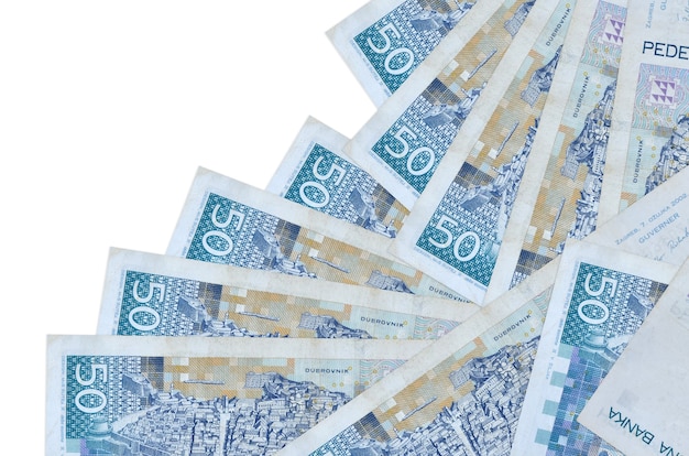 50 Kroatische kunarekeningen liggen in verschillende volgorde geïsoleerd op wit. Lokaal bankwezen of geld verdienen concept.