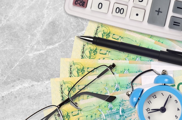 50 Wit-Russische roebelsrekeningen en rekenmachine met bril en pen. Zakelijke lening of belastingbetaling seizoen concept. Tijd om belasting te betalen