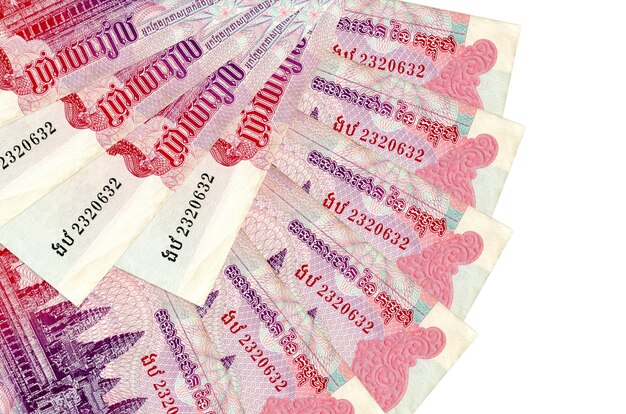 500 캄보디아 리엘 지폐는 팬 모양에 쌓여있는 격리 거짓말을 닫습니다. 금융 거래 개념