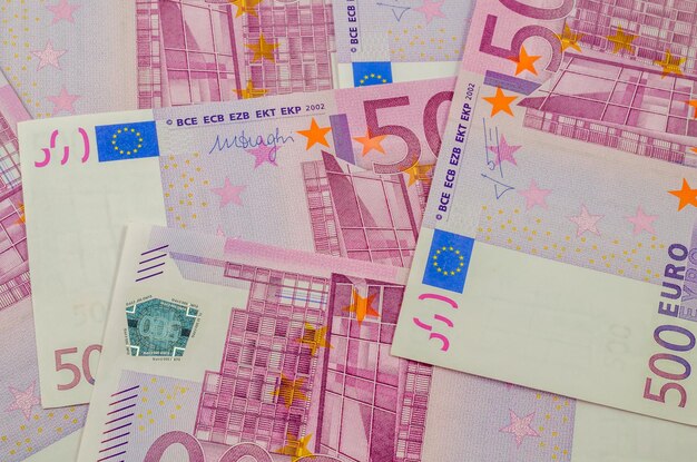500 ユーロ紙幣がテーブルの上にあります。