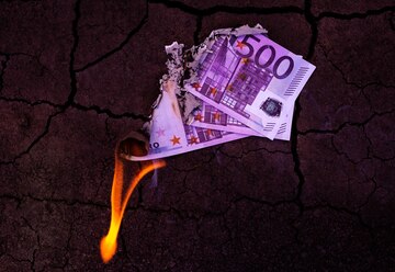 Premium Photo | 500 euro banknotes burn in the fire