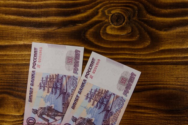 Фото Банкноты 500 российских рублей на деревянных фоне. вид сверху