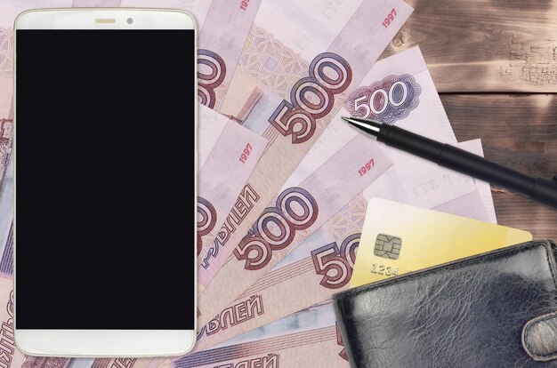 500 Russische roebelrekeningen en smartphone met portemonnee en creditcard. E-betalingen of e-commerce concept. Online winkelen en zakendoen met draagbare apparaten