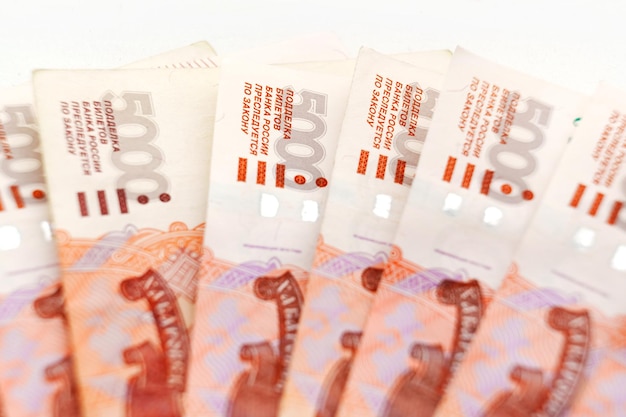 白い表面ロシア通貨にレイアウトされた 5000 ルーブル札