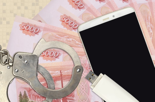 5000 Russische roebelrekeningen en smartphone met politiehandboeien. Concept van hackers phishing-aanvallen, illegale zwendel of online spyware-softdistributie