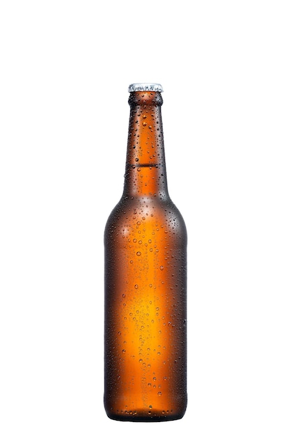 写真 白い背景に影なしで分離された滴と 500 ml の茶色のビール ビール瓶