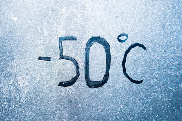 写真 氷と霜で覆われた氷のようなガラスに華氏 58 度または摂氏 50 の数字のレタリング極端な寒さの概念