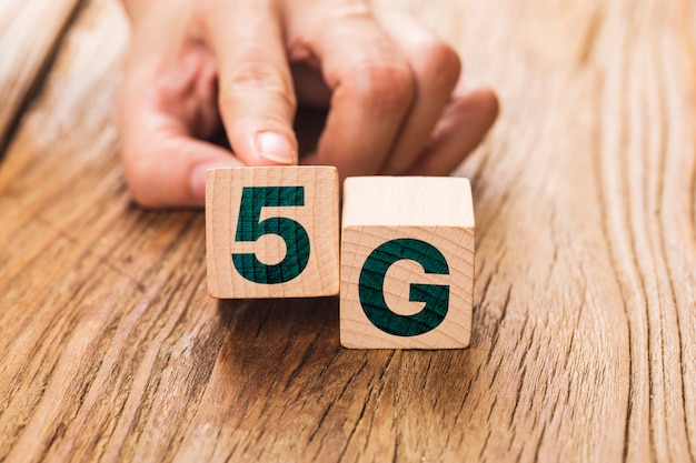 5G (5e generatie) netwerkverbindingstechnologie toekomst globaal Hand flip hout kubus verandering nummer 4G naar 5G