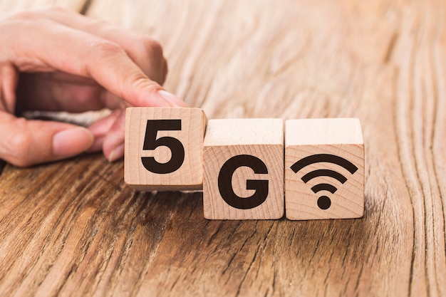 将来のグローバルな技術を接続する5G（第5世代）ネットワーク。ハンドフリップウッドキューブの変更番号4Gから5G