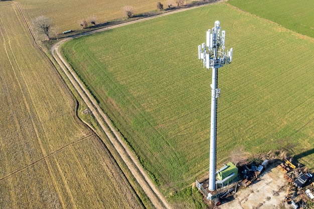 5g-antenne in een landelijk veld op het platteland