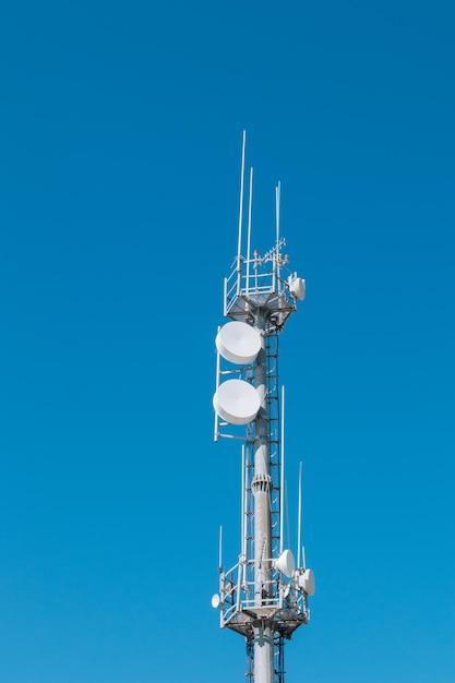 Башня сотовой связи 5g Башня мобильной связи на фоне голубого неба.