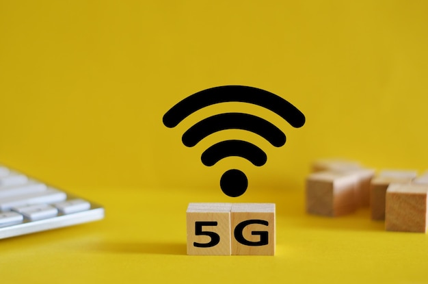 Foto 5g davanti a sfondo giallo. concetto di rete 5g