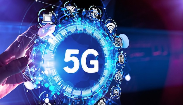 Голограмма сети 5G на фоне ночного городского пейзажа