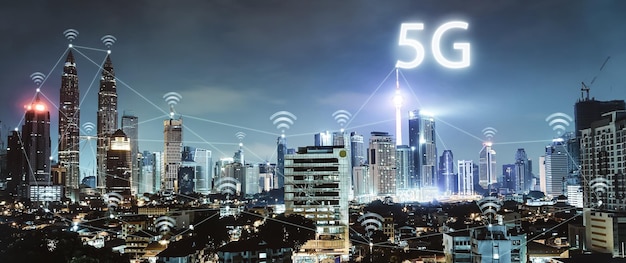 5G 네트워크 무선 시스템 및 현대 도시 스카이라인을 갖춘 사물 인터넷 스마트 도시 및 통신 네트워크 개념