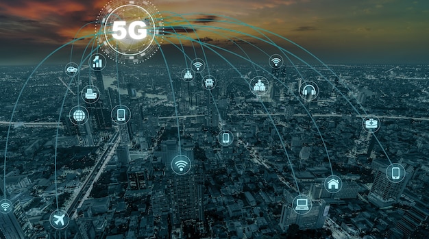 5G-technologie met computernetwerkverbindingslijn tussen gebouw