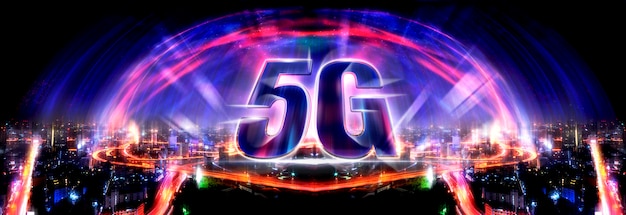 5G-technologieachtergrond en Internet van dingen met moderne stadshorizon