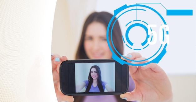 5g tekst en ronde scanner over vrouw die een selfie van smartphone neemt tegen technische achtergrond