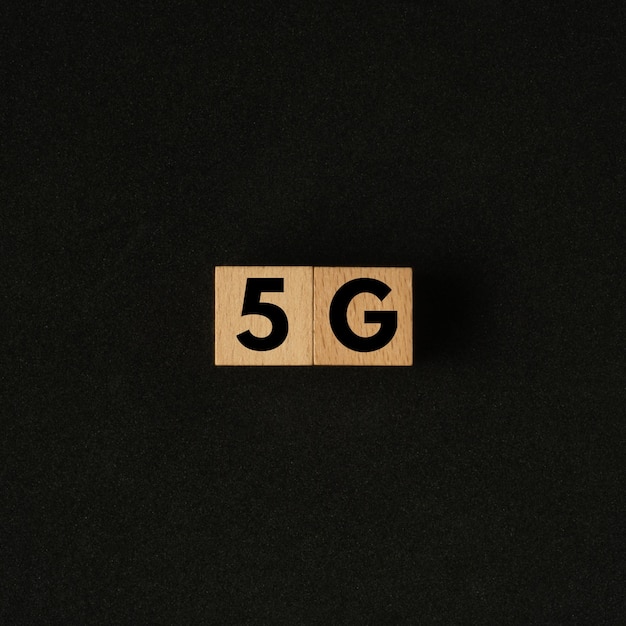 5G woord op houten blok.