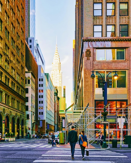 Foto 5th avenue street nel quartiere finanziario a lower e downtown manhattan, new york degli stati uniti. skyline e paesaggio urbano con grattacieli negli stati uniti d'america, new york, usa. strada e architettura americana.