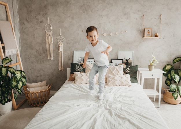 5歳の男の子が自宅の両親のベッドに飛び乗る