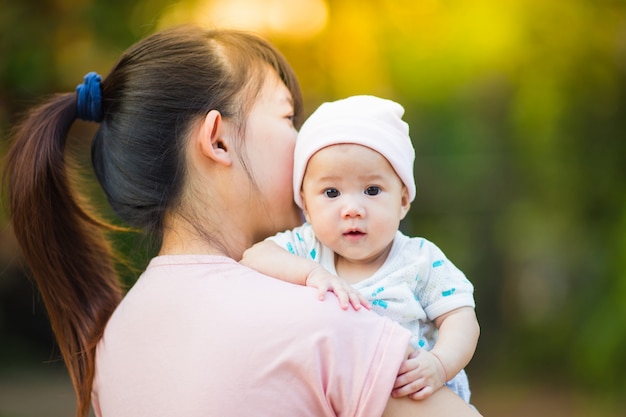 6 maanden schattige baby gelukkig voelen en lacht met haar moeder