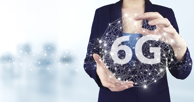 6g rete internet mobile wireless business concetto. due mani che tengono l'icona 6g olografica virtuale con sfondo sfocato chiaro. connessione di rete mondiale astratta, internet e connessione globale