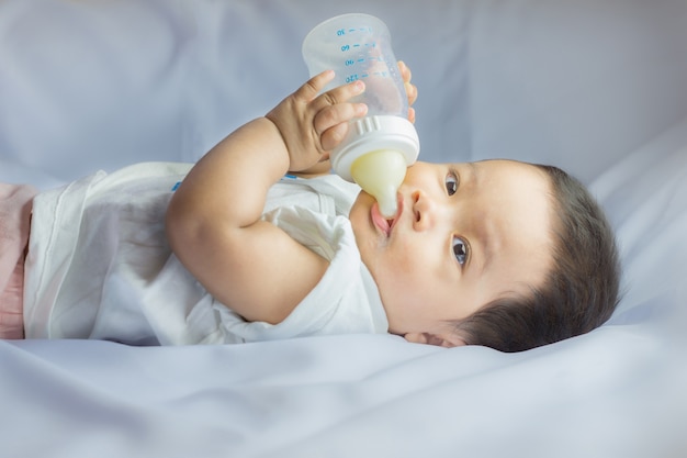 Bottiglia di latte per bambini da 7 mesi