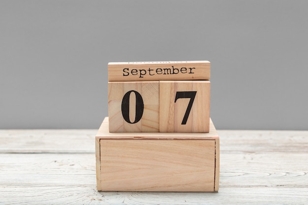 7 september. Afbeelding van 7 september houten kleur kalender op houten tafel. Herfst dag. Lege ruimte voor tekst