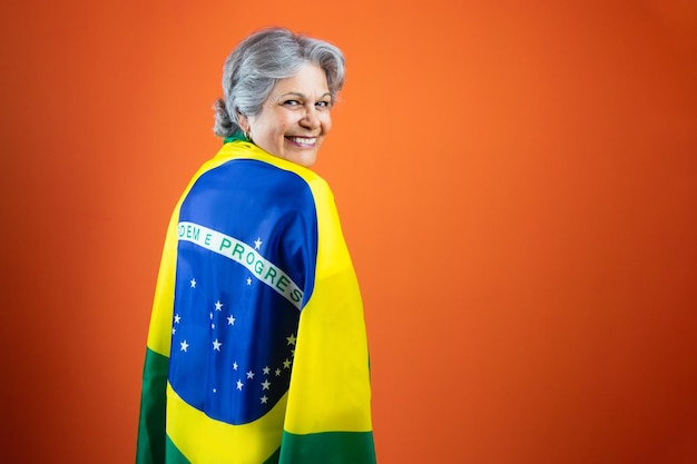 7 september Brazilië's Onafhankelijkheidsdag Rijpe vrouw met grijze haas die de vlag van Brazilië vasthoudt