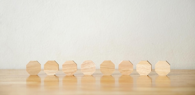 Foto 8 blocchi di legno ottagonali vuoti sul tavolo su sfondo bianco spazio di copia per il testo