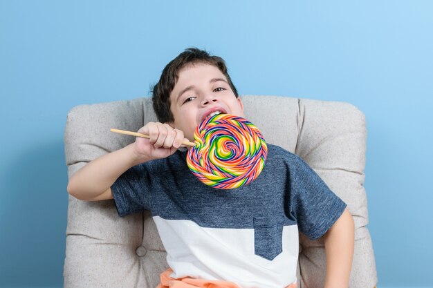 8-jarige Braziliaanse zittend in de fauteuil. Vasthouden en klaar om in een lolly te bijten.