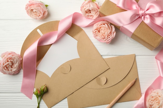 8 maart concept met geschenkdoos en enveloppen op witte houten achtergrond