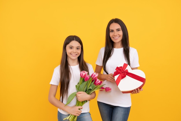 8 maart gelukkige moeder en dochter met tulpenbloemen en huidige doos