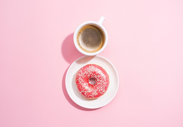 8 maart Internationale Vrouwendag nummer acht bestaande uit een kopje koffie en een donut met een roze opvulplaats voor tekst
